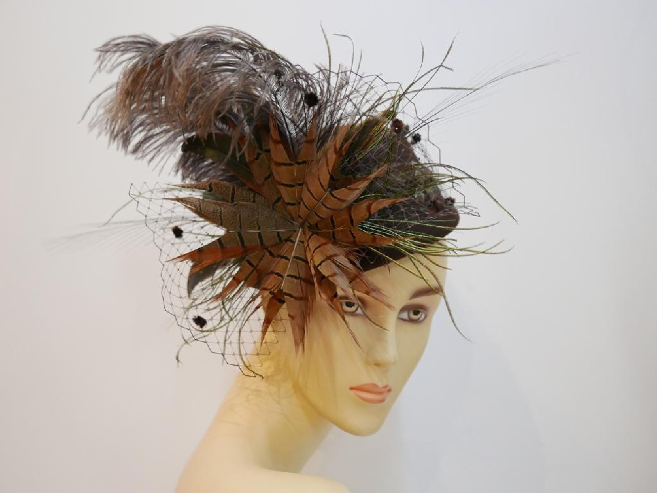 Rosemary brązowy toczek filcowy z piórami model retro