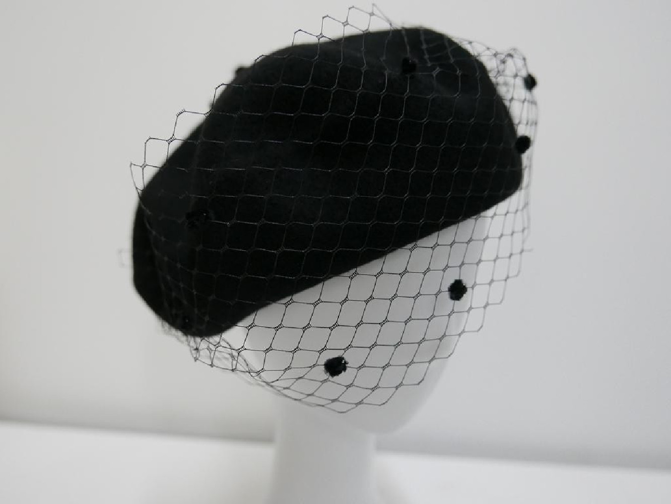 Czarny beret dzianina wełna z  woalką