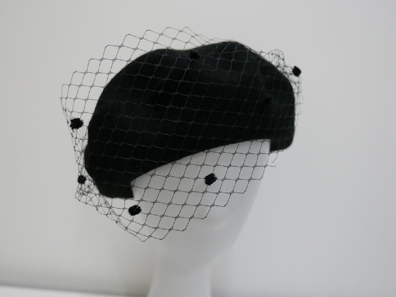 Czarny beret dzianina wełna z  woalką