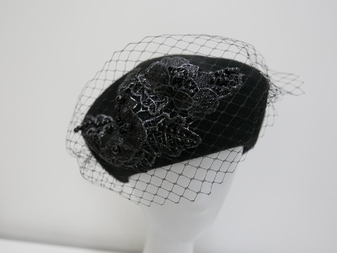 Czarny beret dzianina wełna z  woalką i haftem