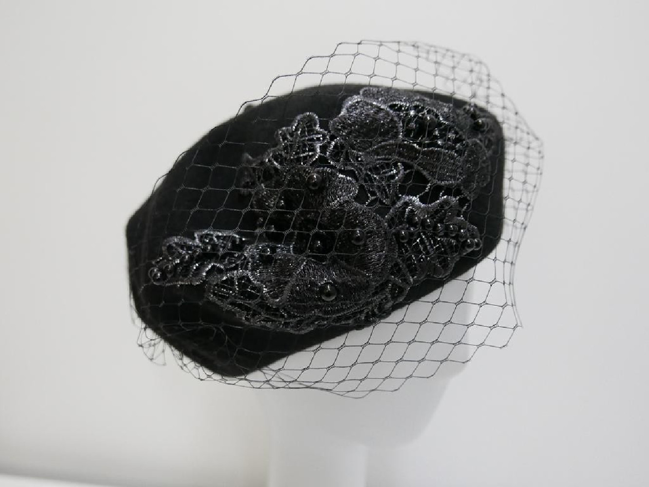 Czarny beret dzianina wełna z  woalką i haftem