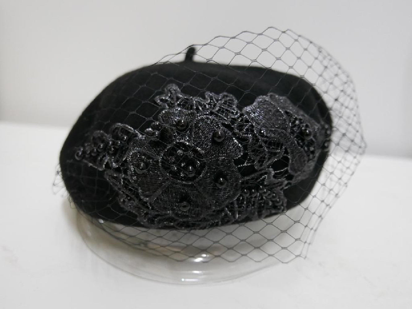 Czarny beret dzianina wełna z  woalką i haftem