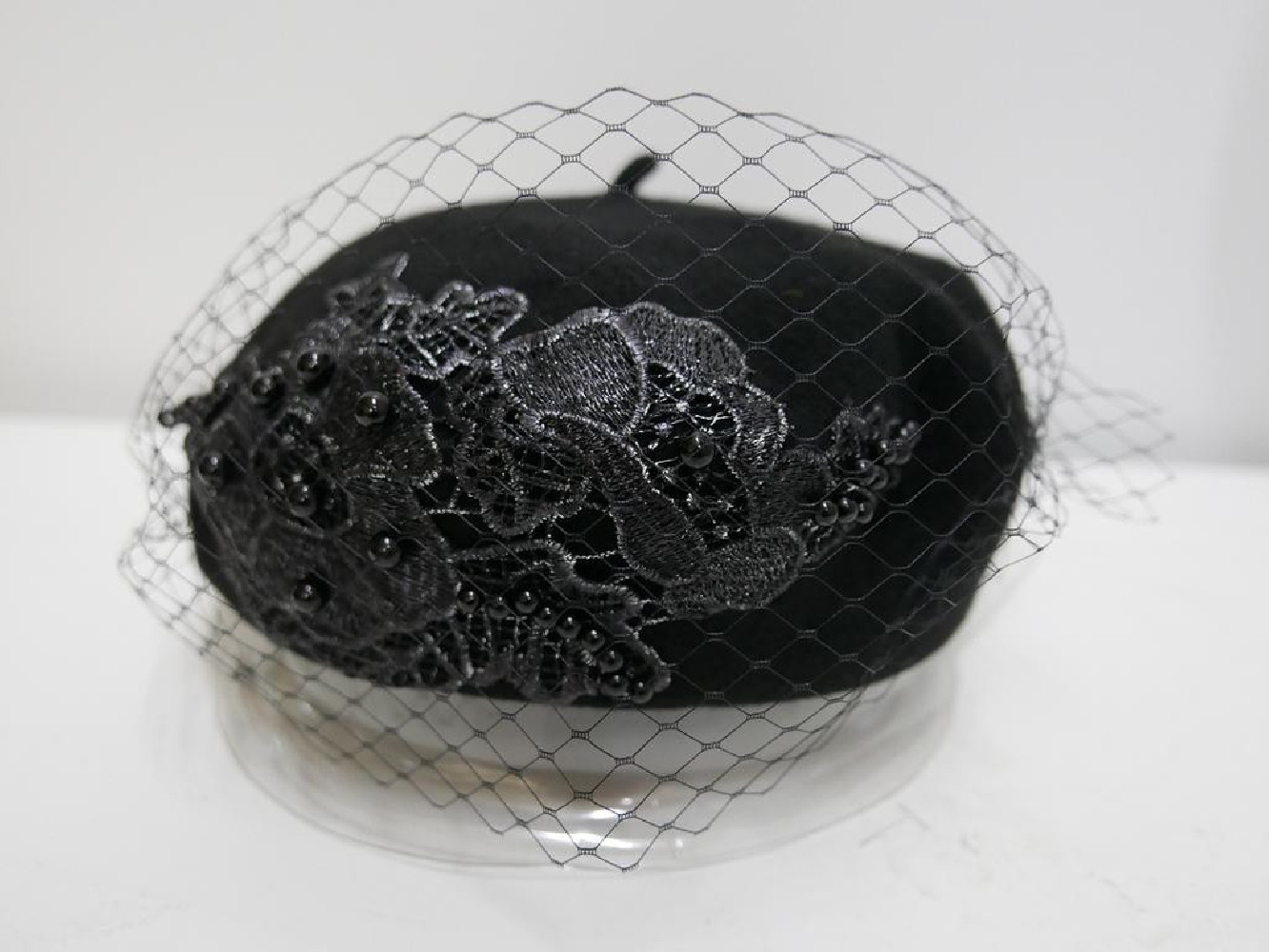 Czarny beret dzianina wełna z  woalką i haftem