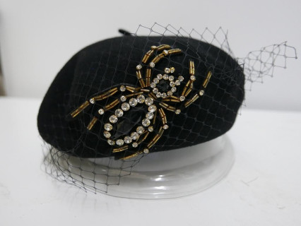 Czarny beret dzianina wełna z  woalką i pająkiem