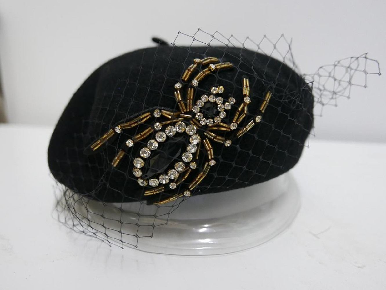 Czarny beret dzianina wełna z  woalką i pająkiem