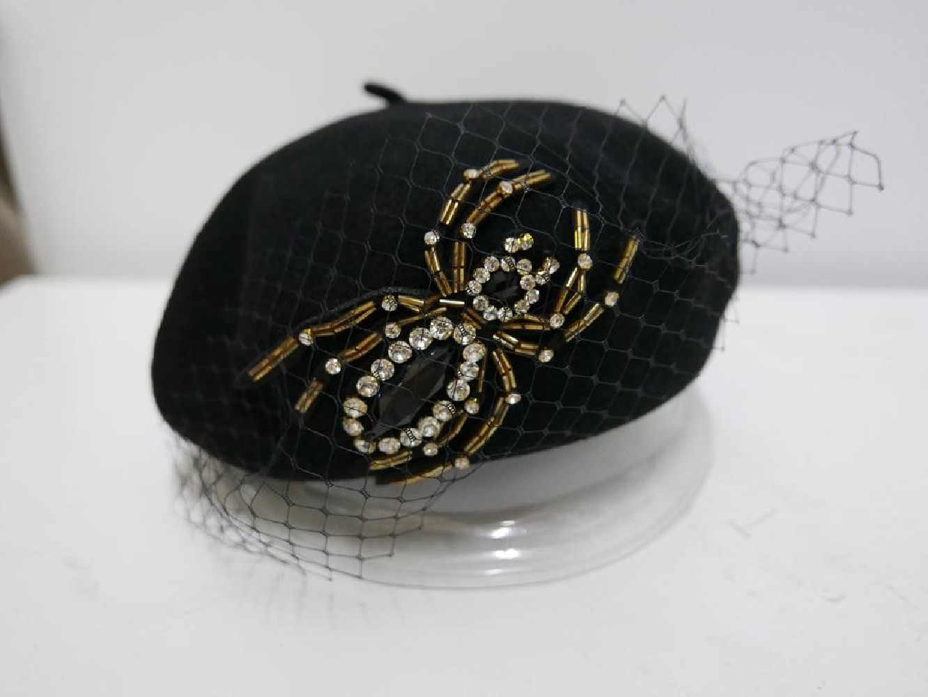 Czarny beret dzianina wełna z  woalką i pająkiem