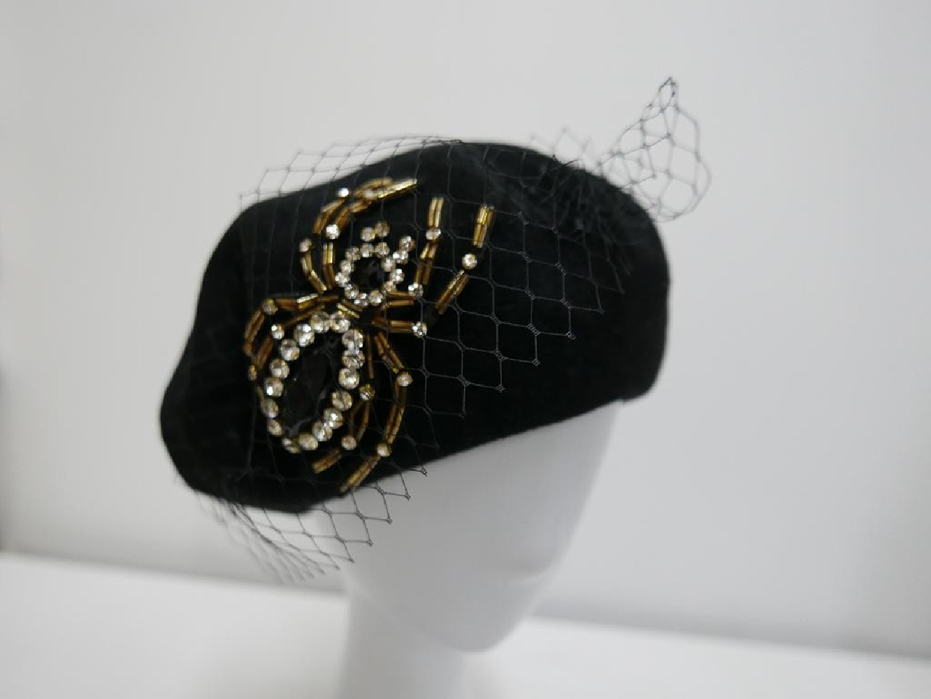 Czarny beret dzianina wełna z  woalką i pająkiem
