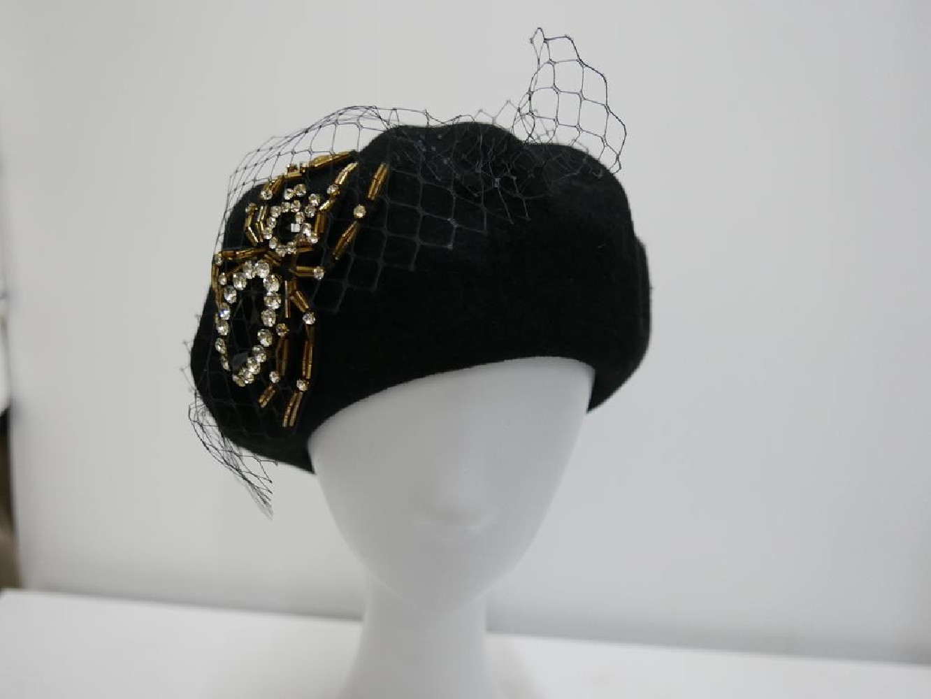 Czarny beret dzianina wełna z  woalką i pająkiem