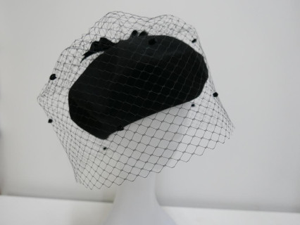 Czarny beret dzianina wełna z woalką