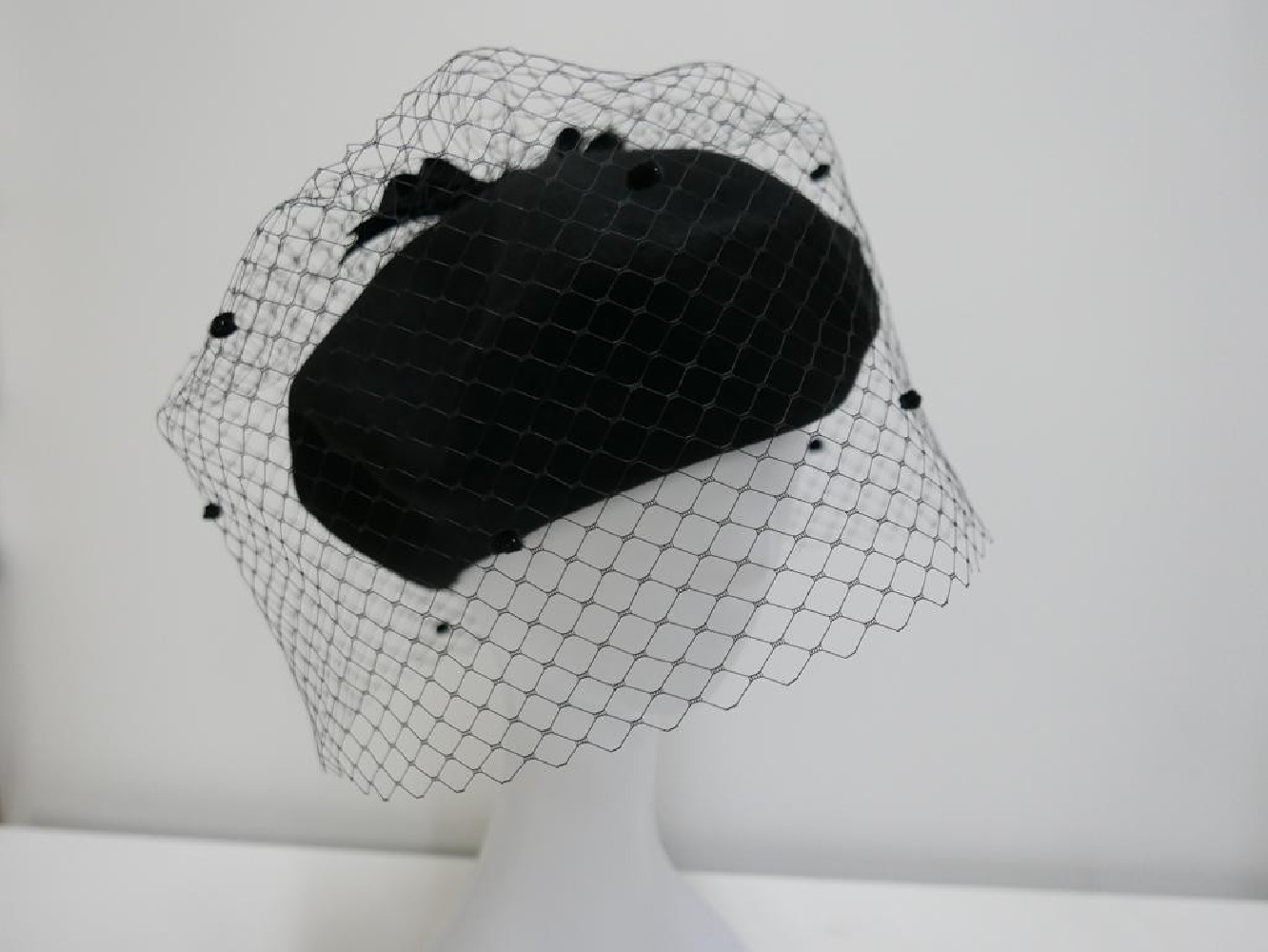 Czarny beret dzianina wełna z woalką