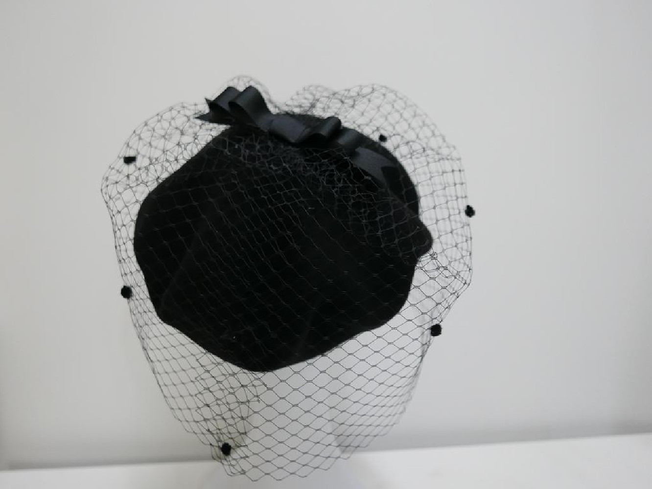 Czarny beret dzianina wełna z woalką