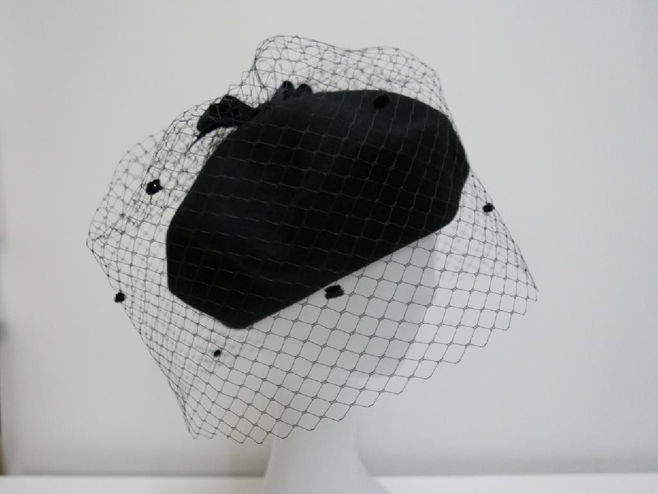 Czarny beret dzianina wełna z woalką