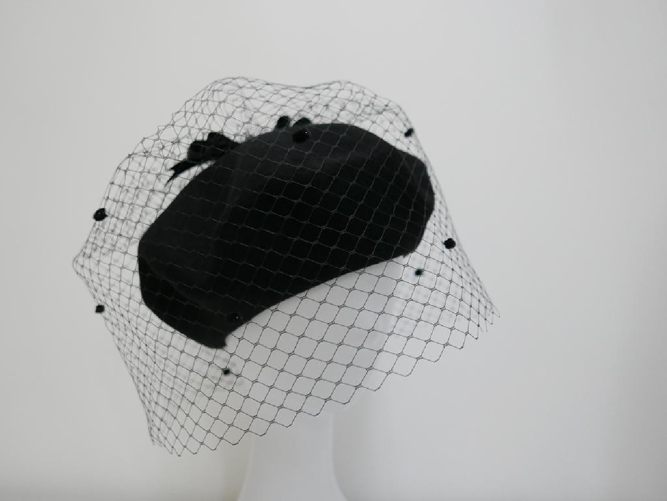 Czarny beret dzianina wełna z woalką