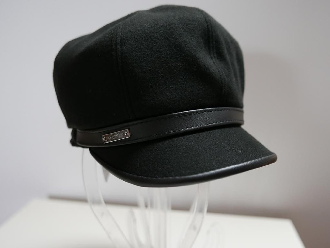 Czarny kaszkiet z eko skórą 55-56 cm regulowany