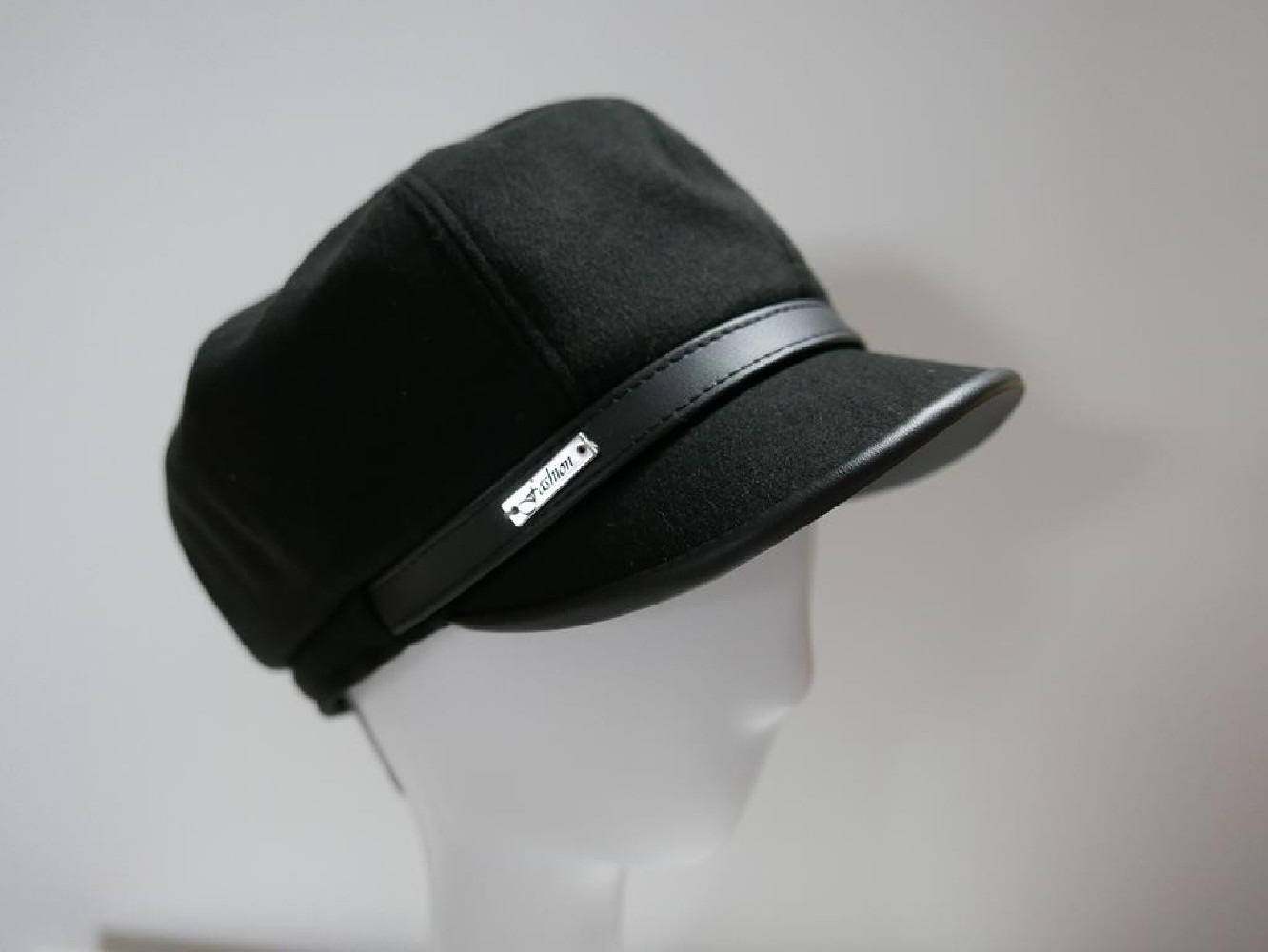 Czarny kaszkiet z eko skórą 55-56 cm regulowany