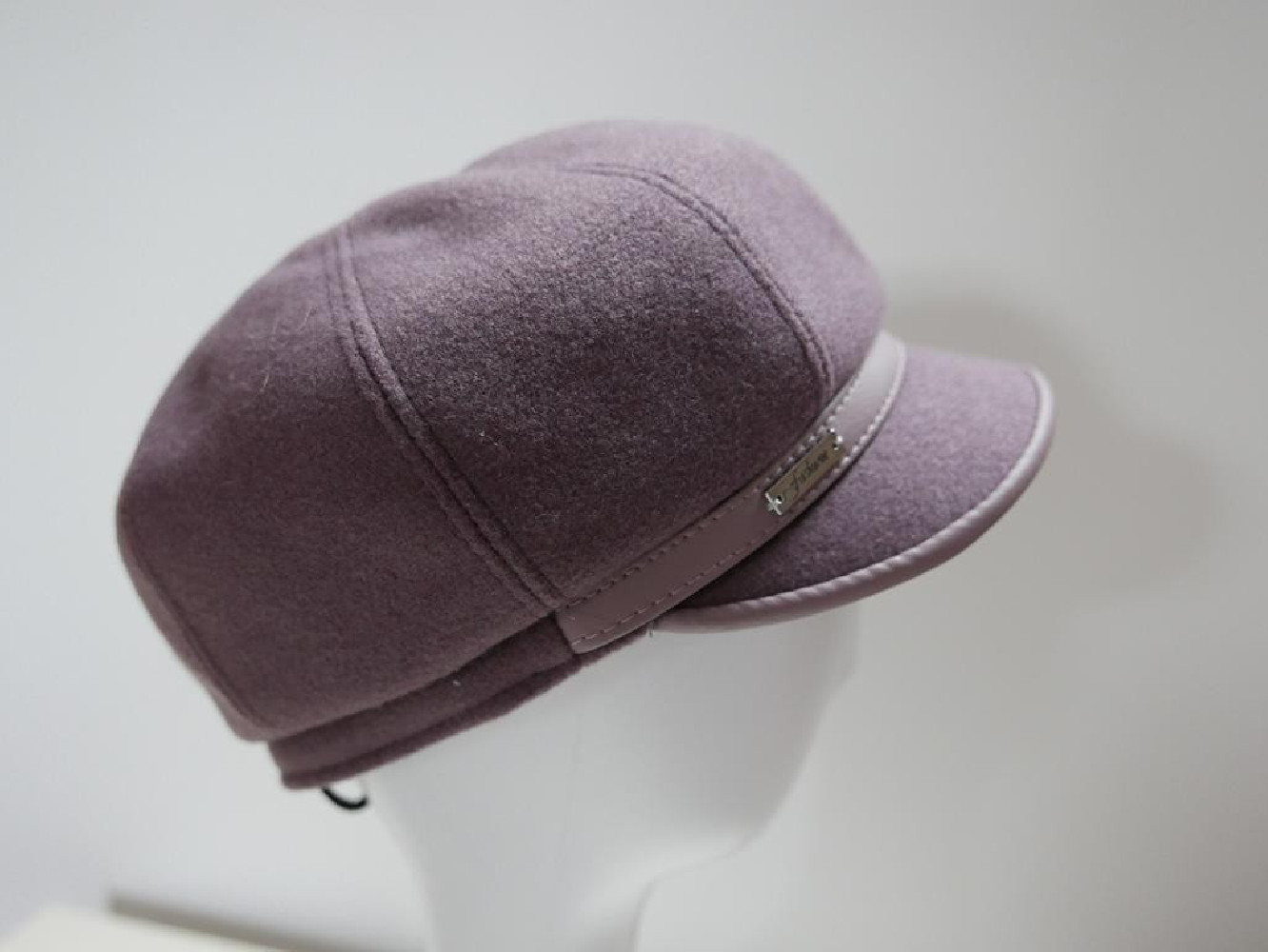 Wrzosowy kaszkiet z eko skórą 55-56 cm regulowany