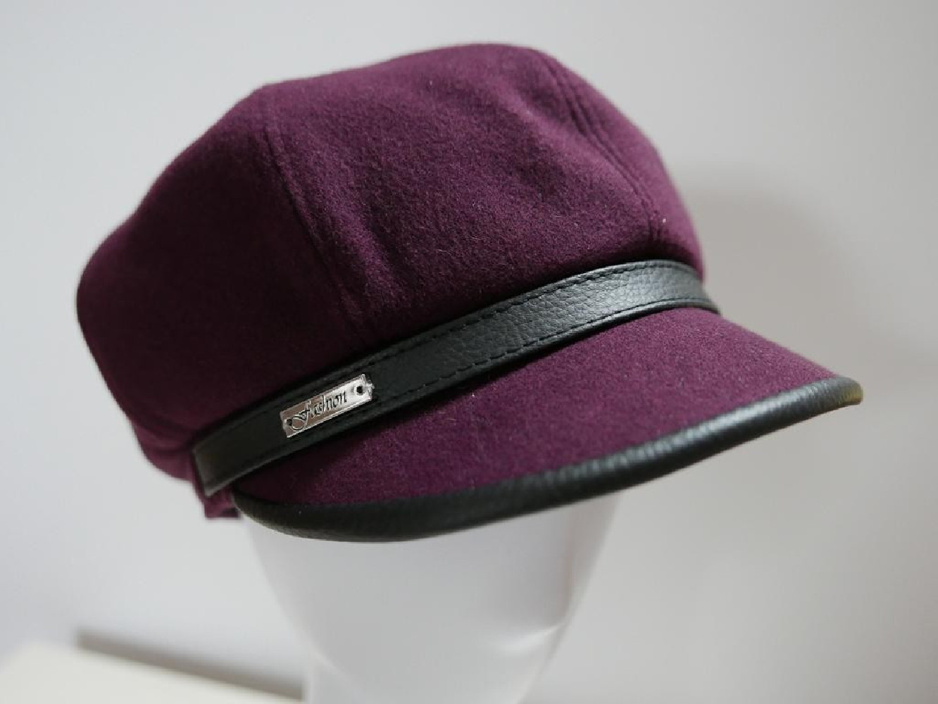 Bordowy kaszkiet z eko skórą 55-56 cm regulowany