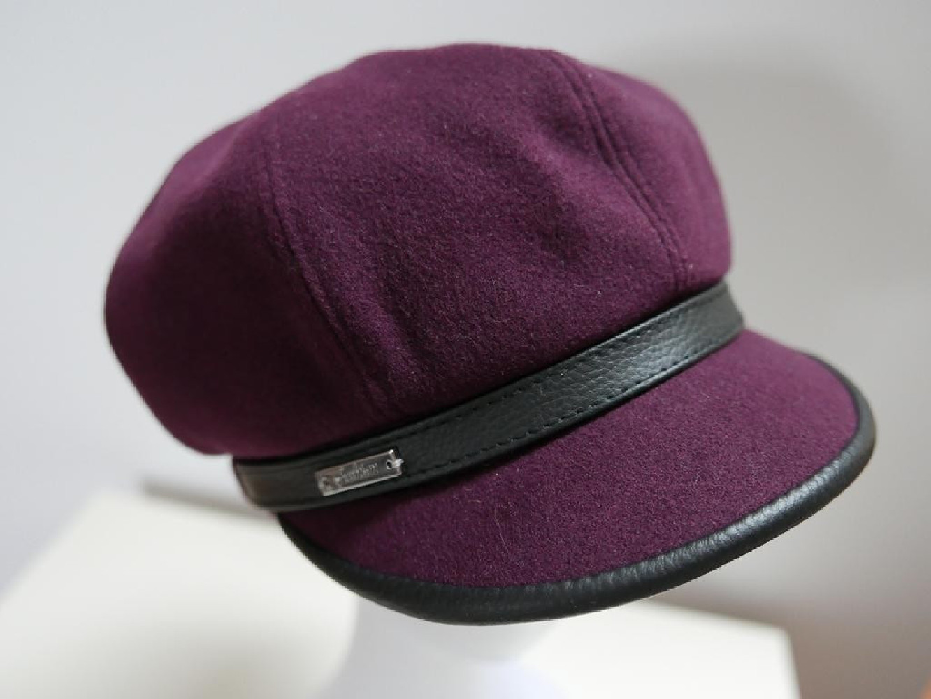 Bordowy kaszkiet z eko skórą 55-56 cm regulowany