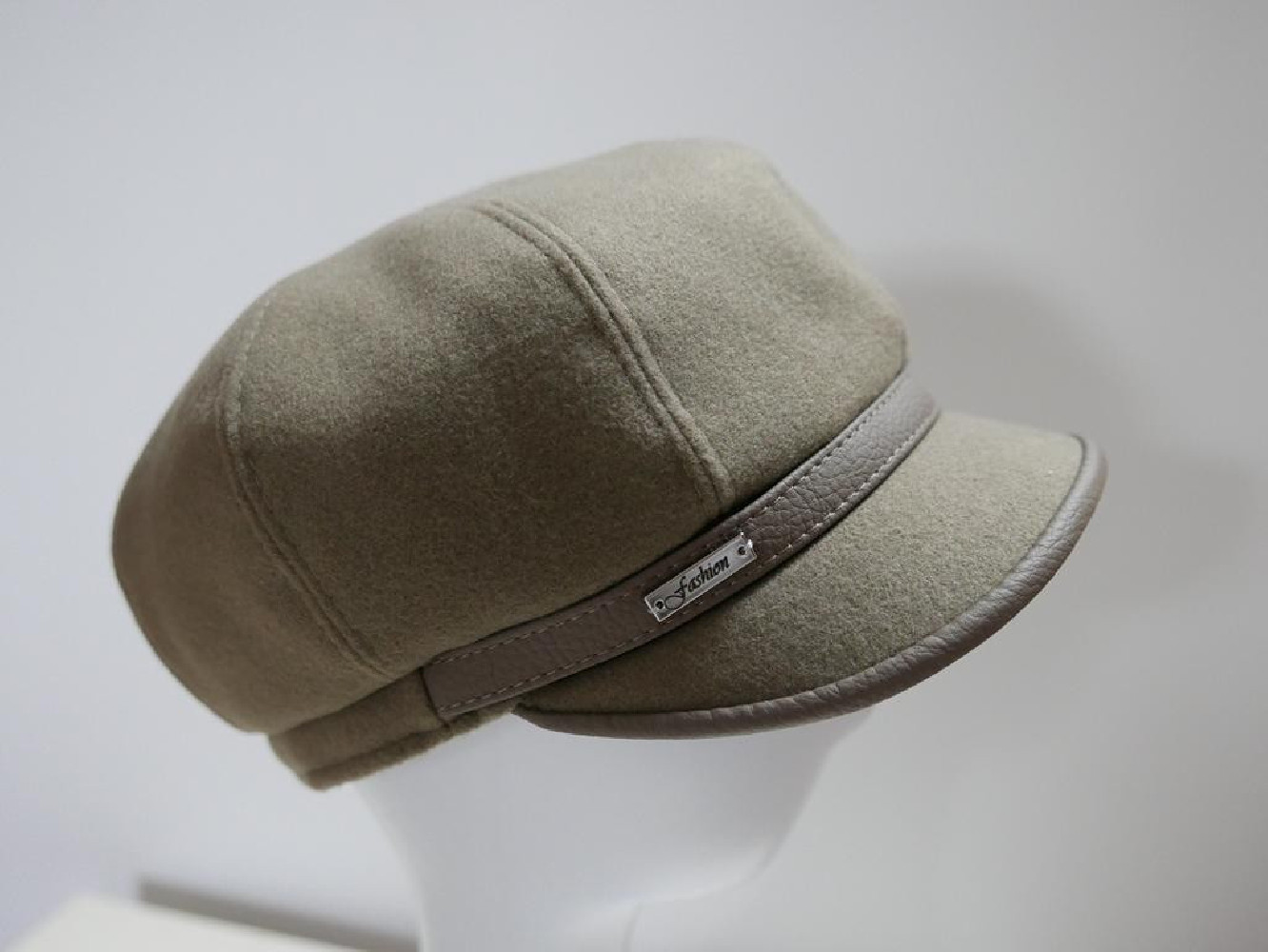 Beżowy kaszkiet z eko skórą 55-56 cm regulowany