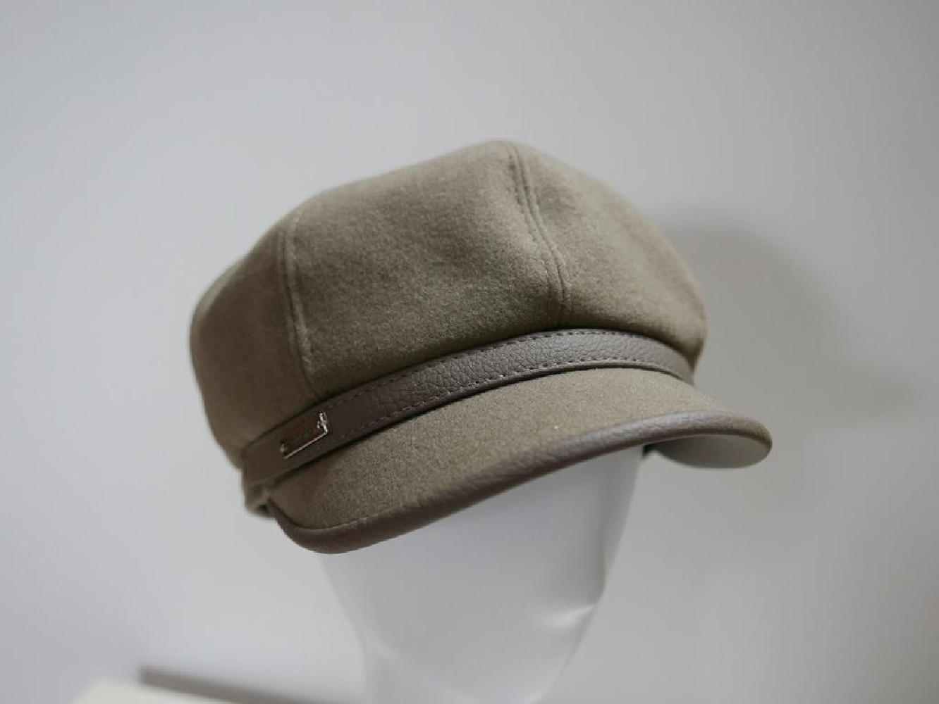 Beżowy kaszkiet z eko skórą 55-56 cm regulowany