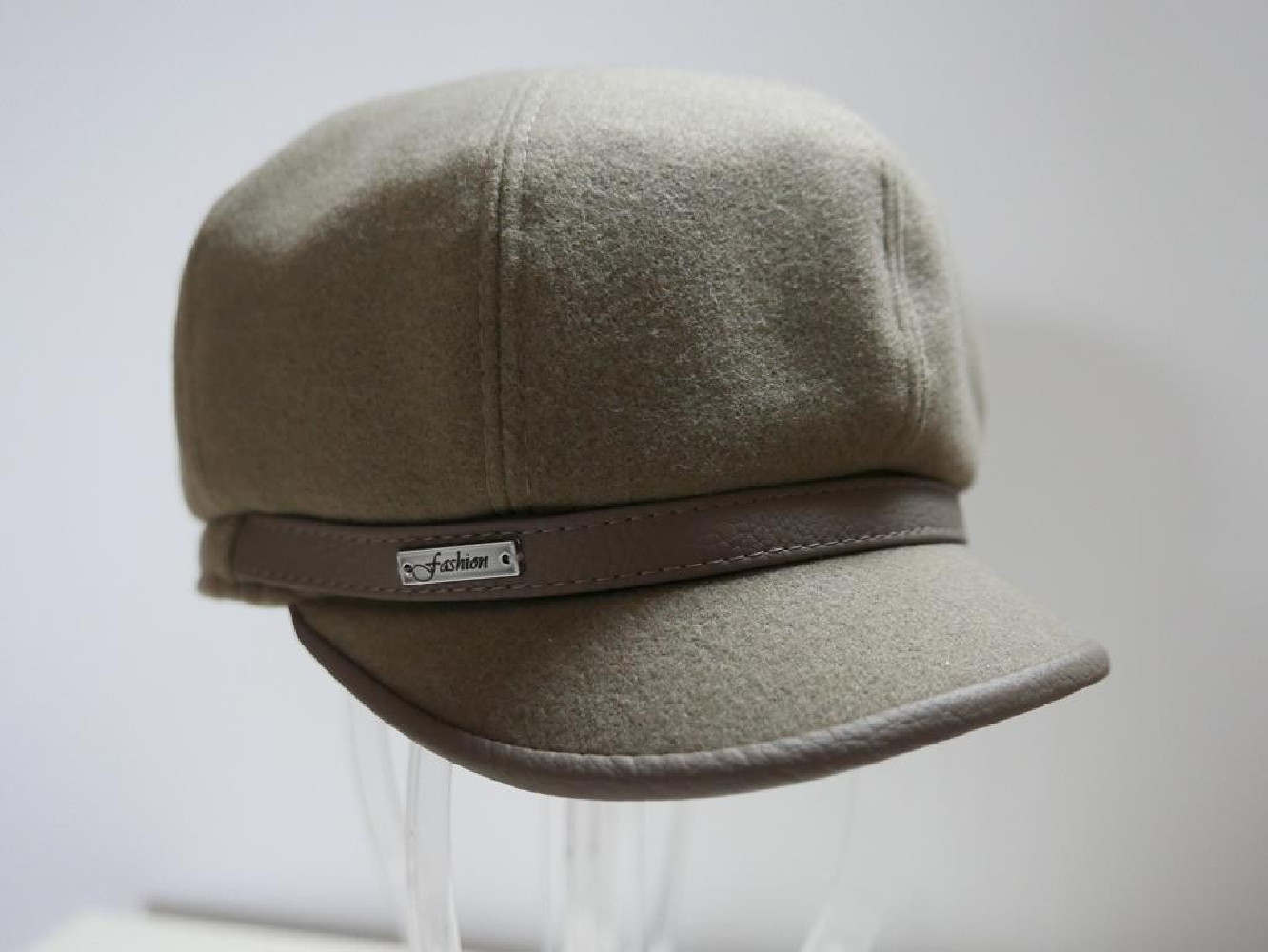 Beżowy kaszkiet z eko skórą 55-56 cm regulowany