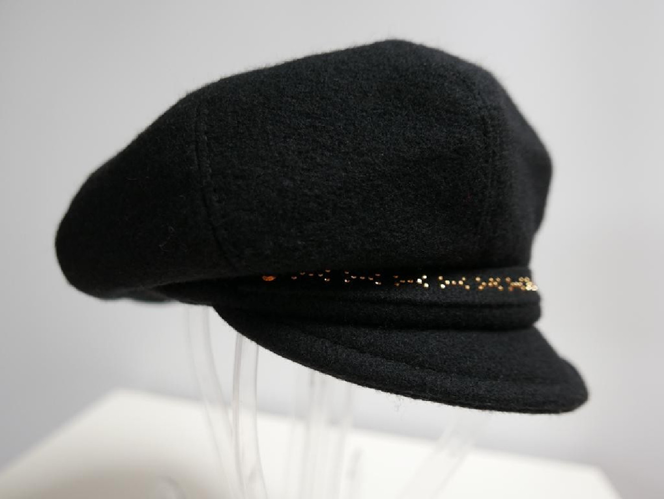 Czarny kaszkiet do 58 cm regulowany