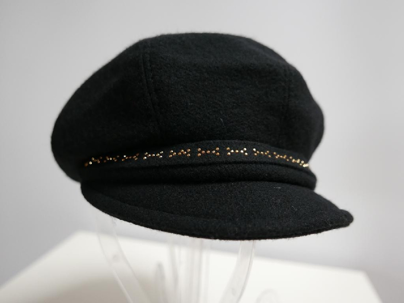 Czarny kaszkiet do 58 cm regulowany