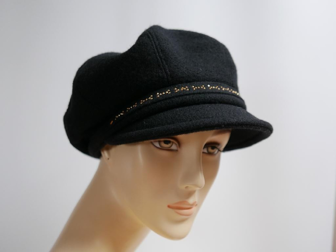 Czarny kaszkiet do 58 cm regulowany