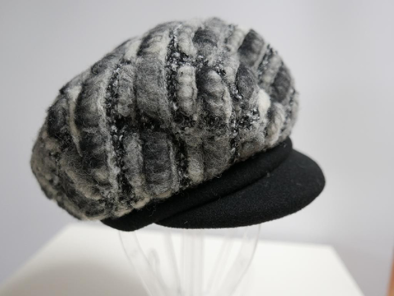 Szaro czarny kaszkiet do 58 cm regulowany