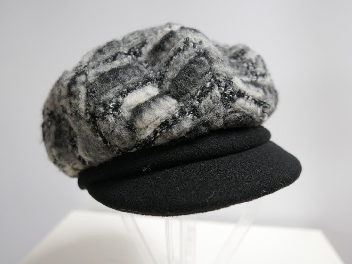 Szaro czarny kaszkiet do 58 cm regulowany