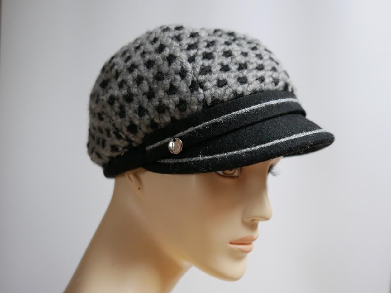 Szaro czarna czapka z daszkiem do 57 cm regulowana