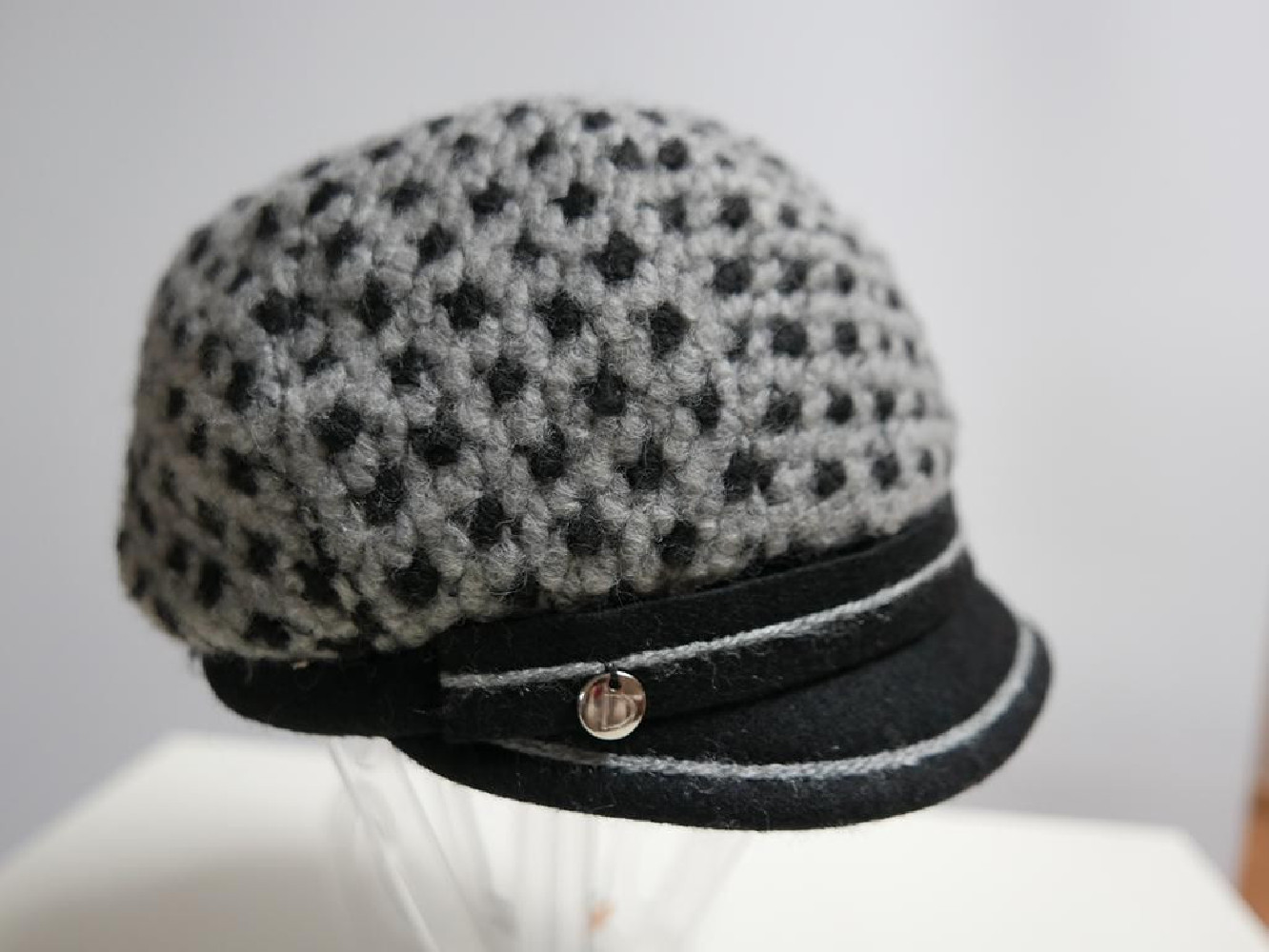 Szaro czarna czapka z daszkiem do 57 cm regulowana