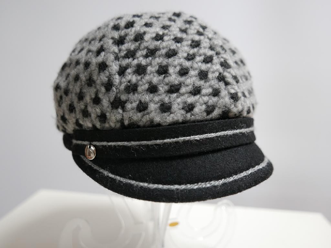 Szaro czarna czapka z daszkiem do 57 cm regulowana