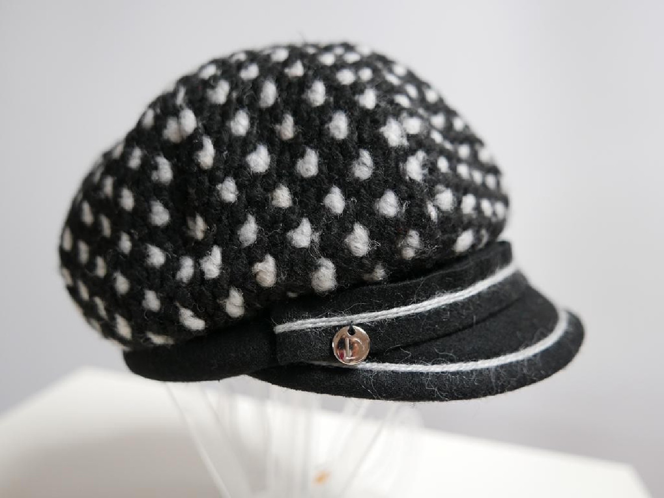 Czarno szara czapka z daszkiem do 57 cm regulowana