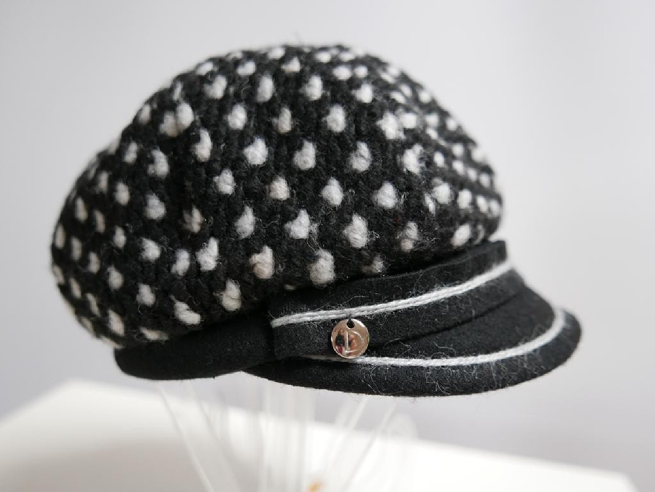 Czarno szara czapka z daszkiem do 57 cm regulowana