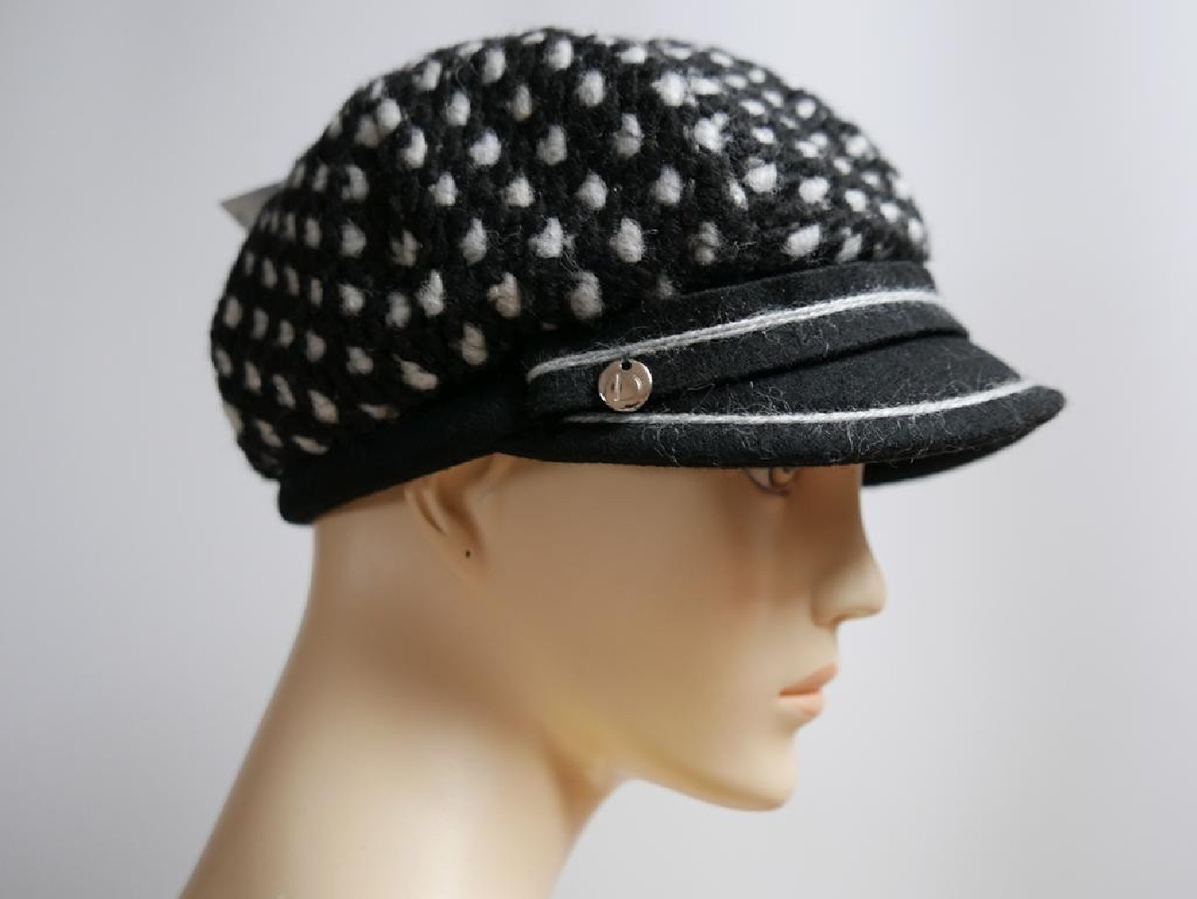 Czarno szara czapka z daszkiem do 57 cm regulowana