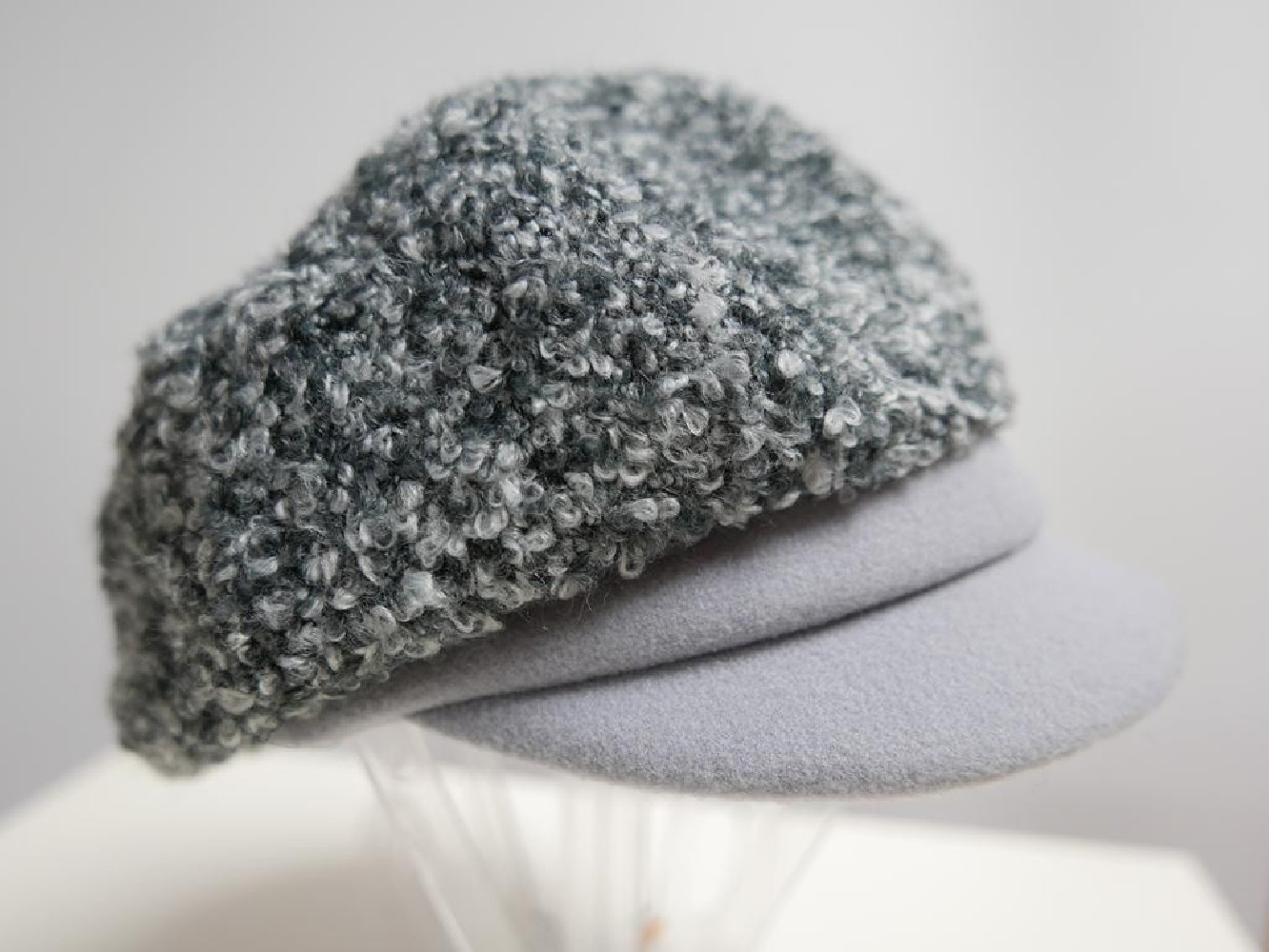 Szary kaszkiet do 57 cm regulowany