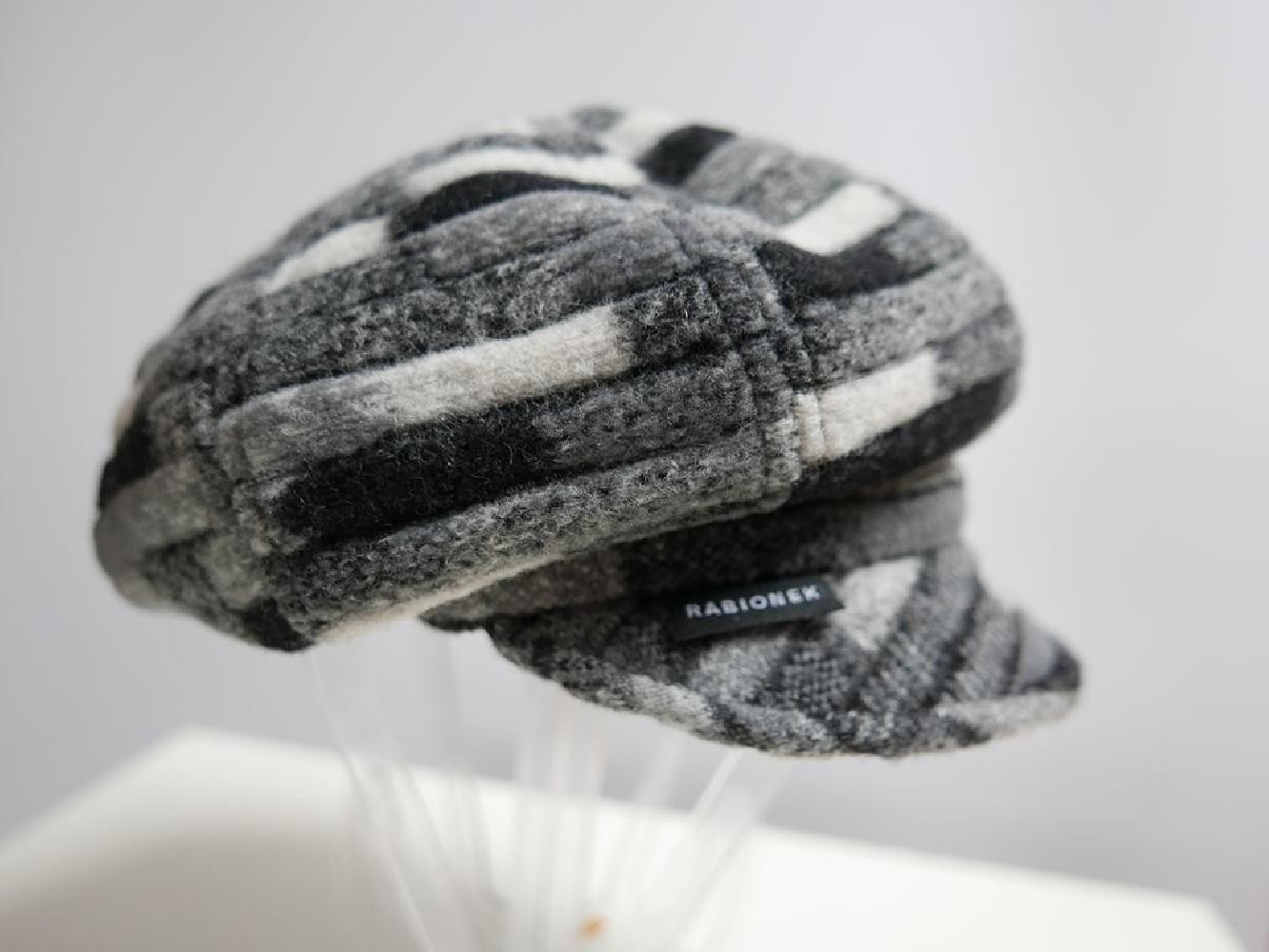 Szaro czarny kaszkiet 55-58 cm regulowany