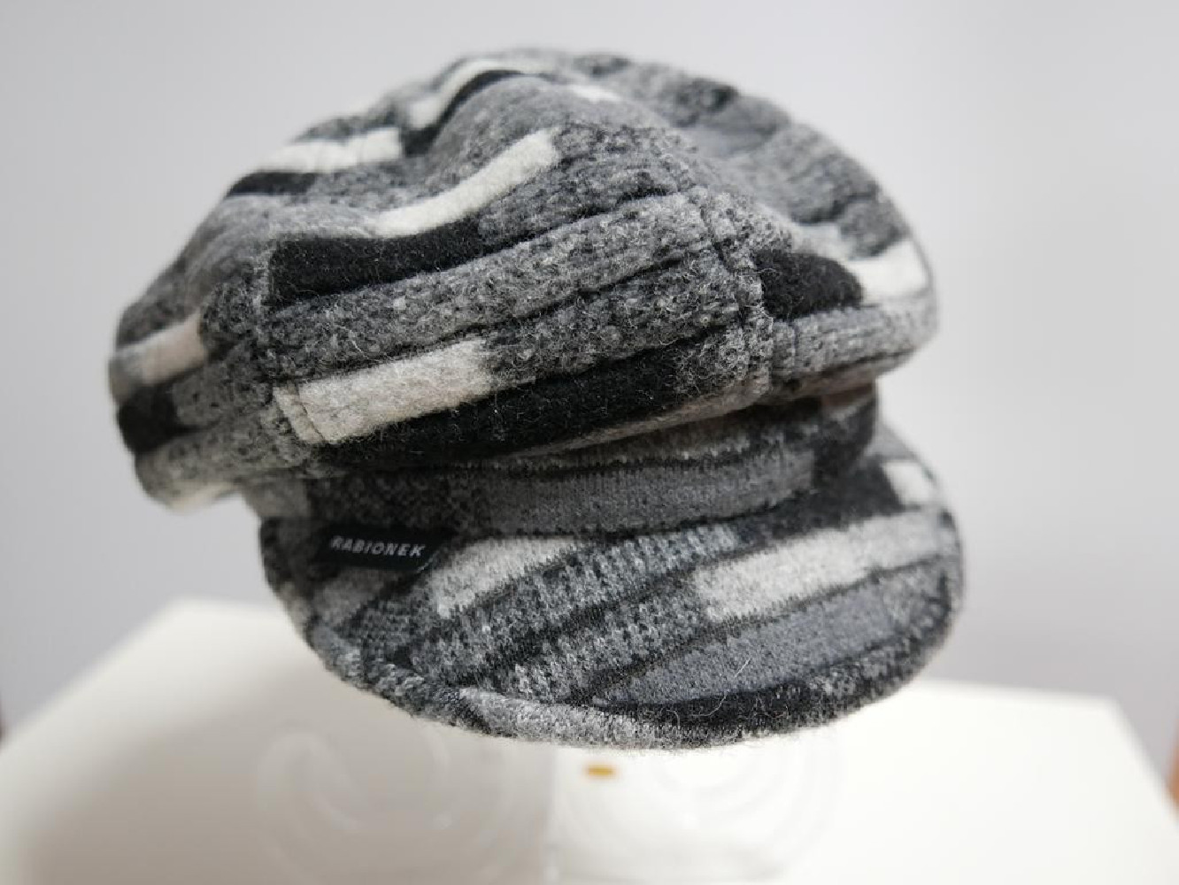 Szaro czarny kaszkiet 55-58 cm regulowany