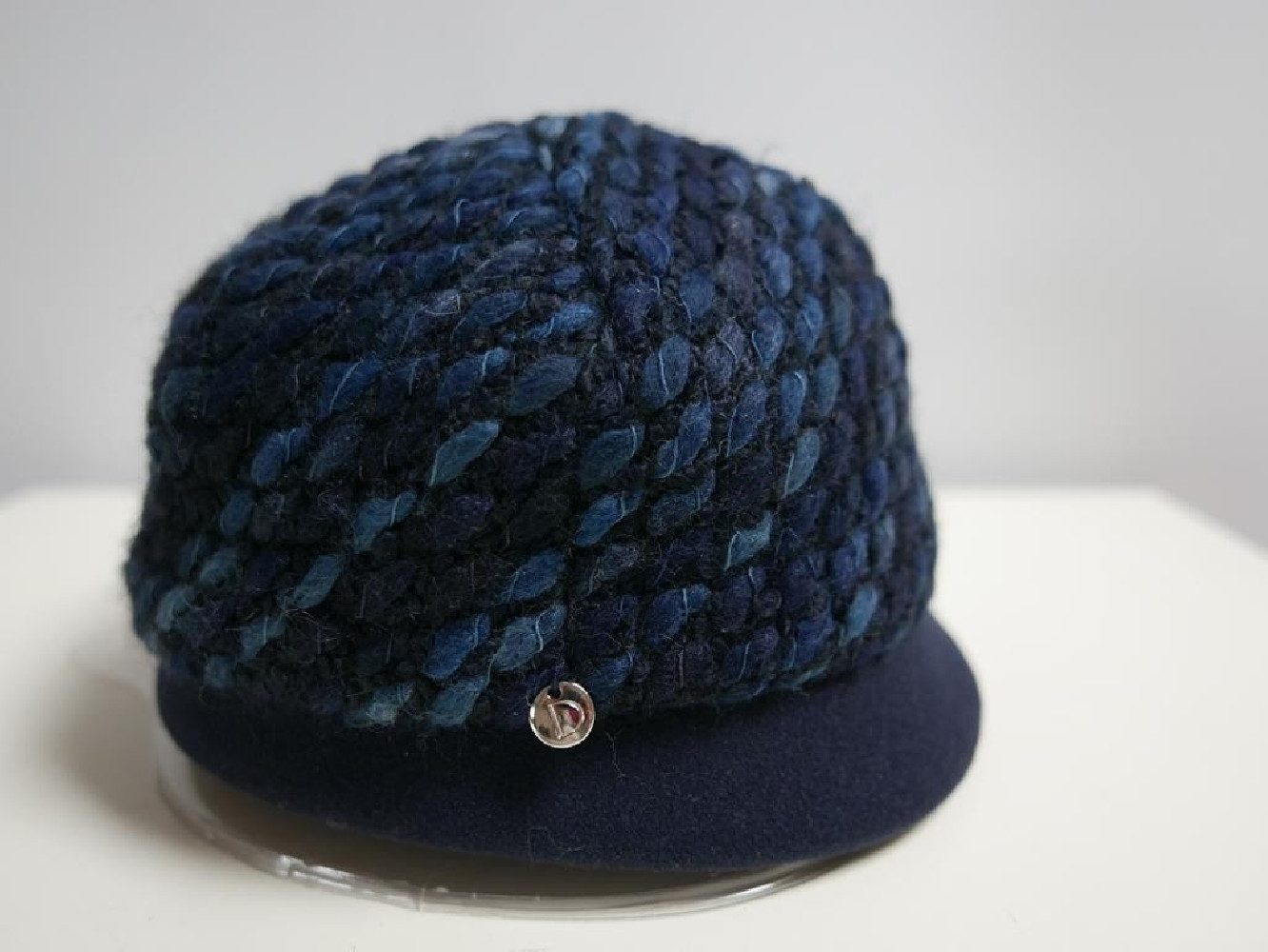 Granatowa czapka z daszkiem do 58 cm regulowany