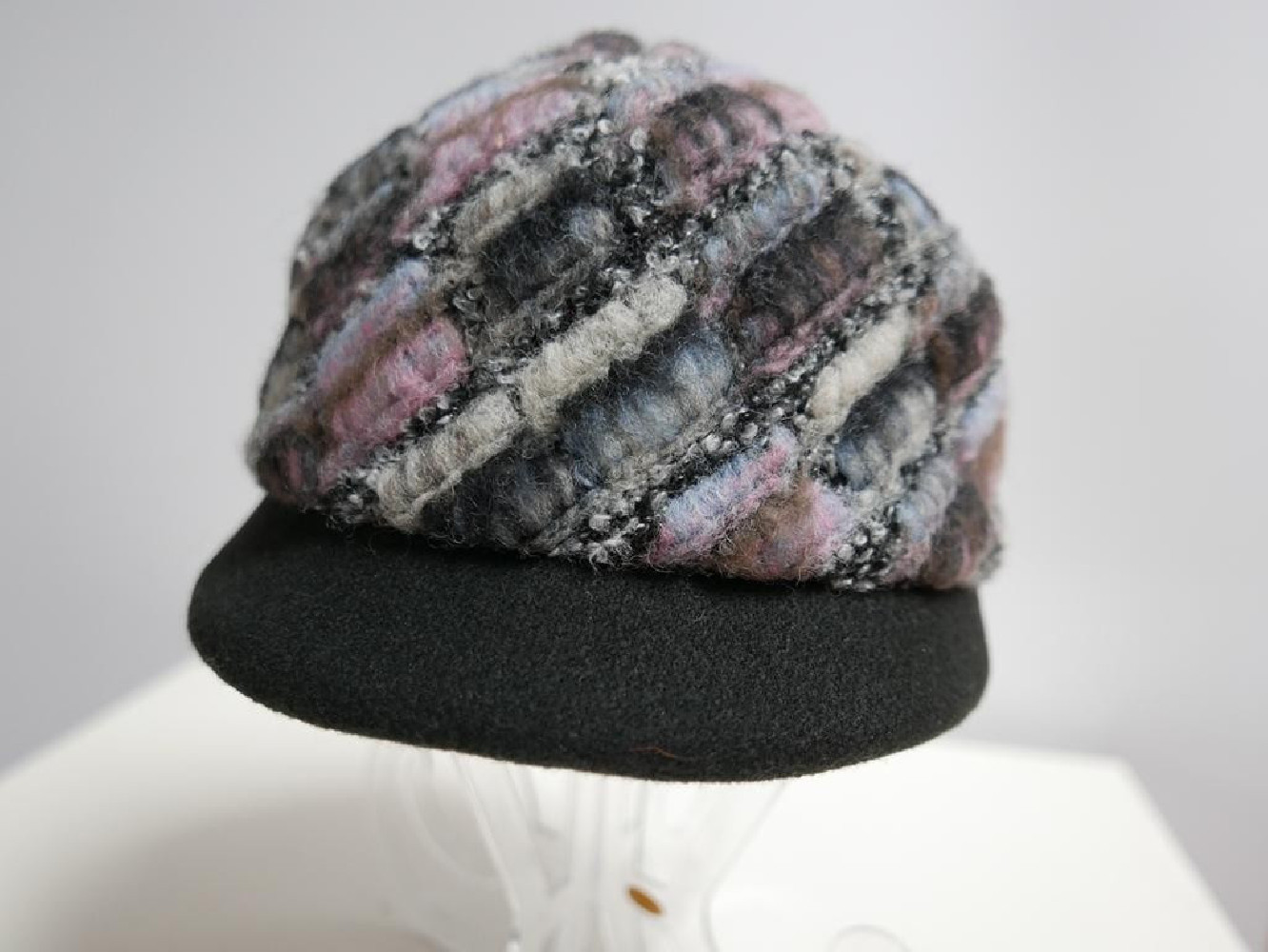 Szaro różowa czapka z daszkiem do 58 cm regulowany