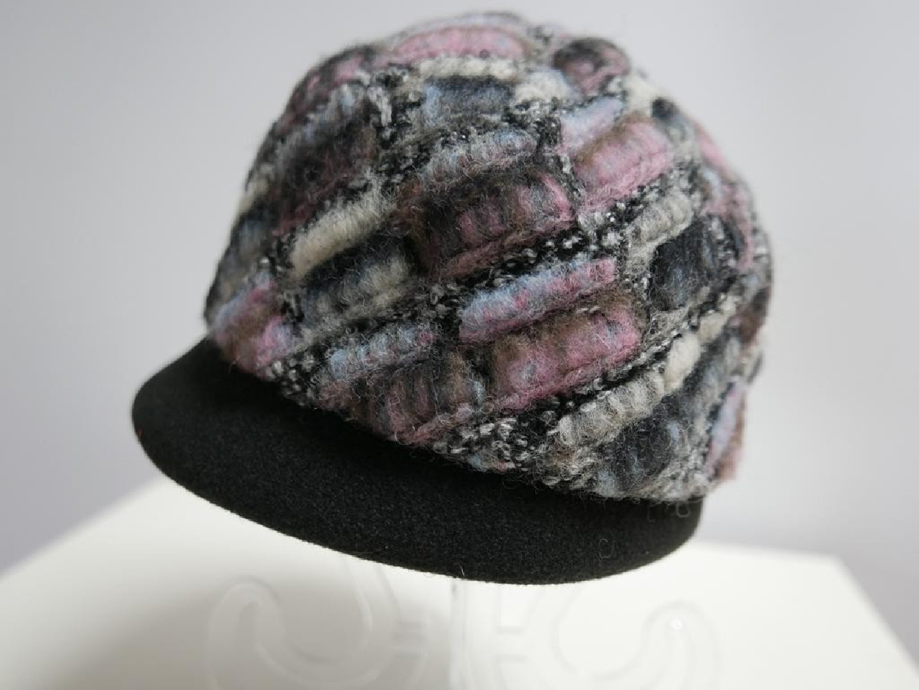 Szaro różowa czapka z daszkiem do 58 cm regulowany