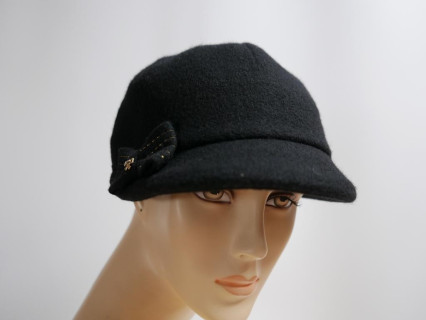 Czarna czapka z daszkiem do 58 cm regulowany