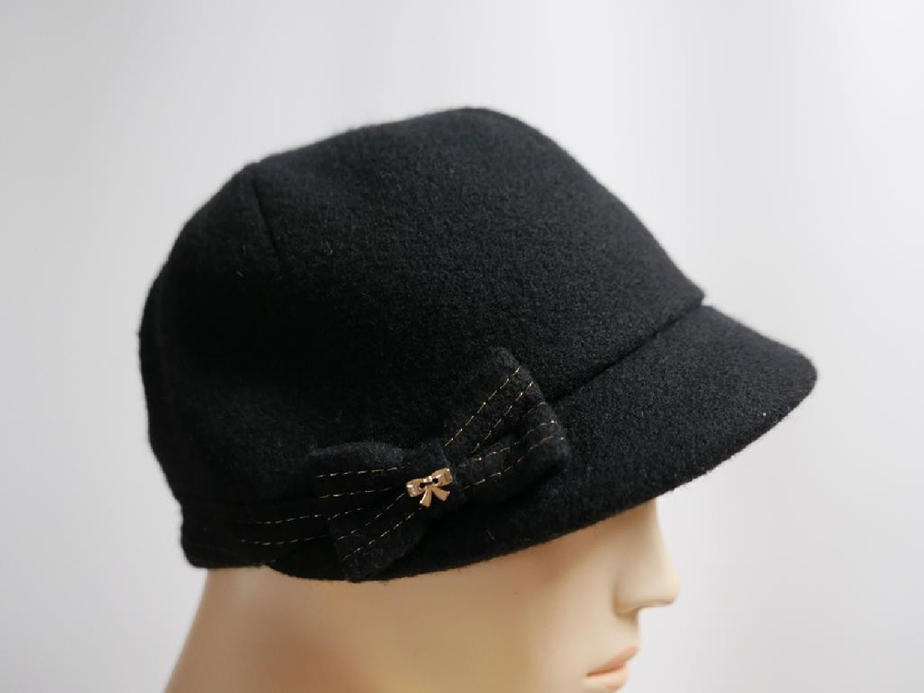 Czarna czapka z daszkiem do 58 cm regulowany