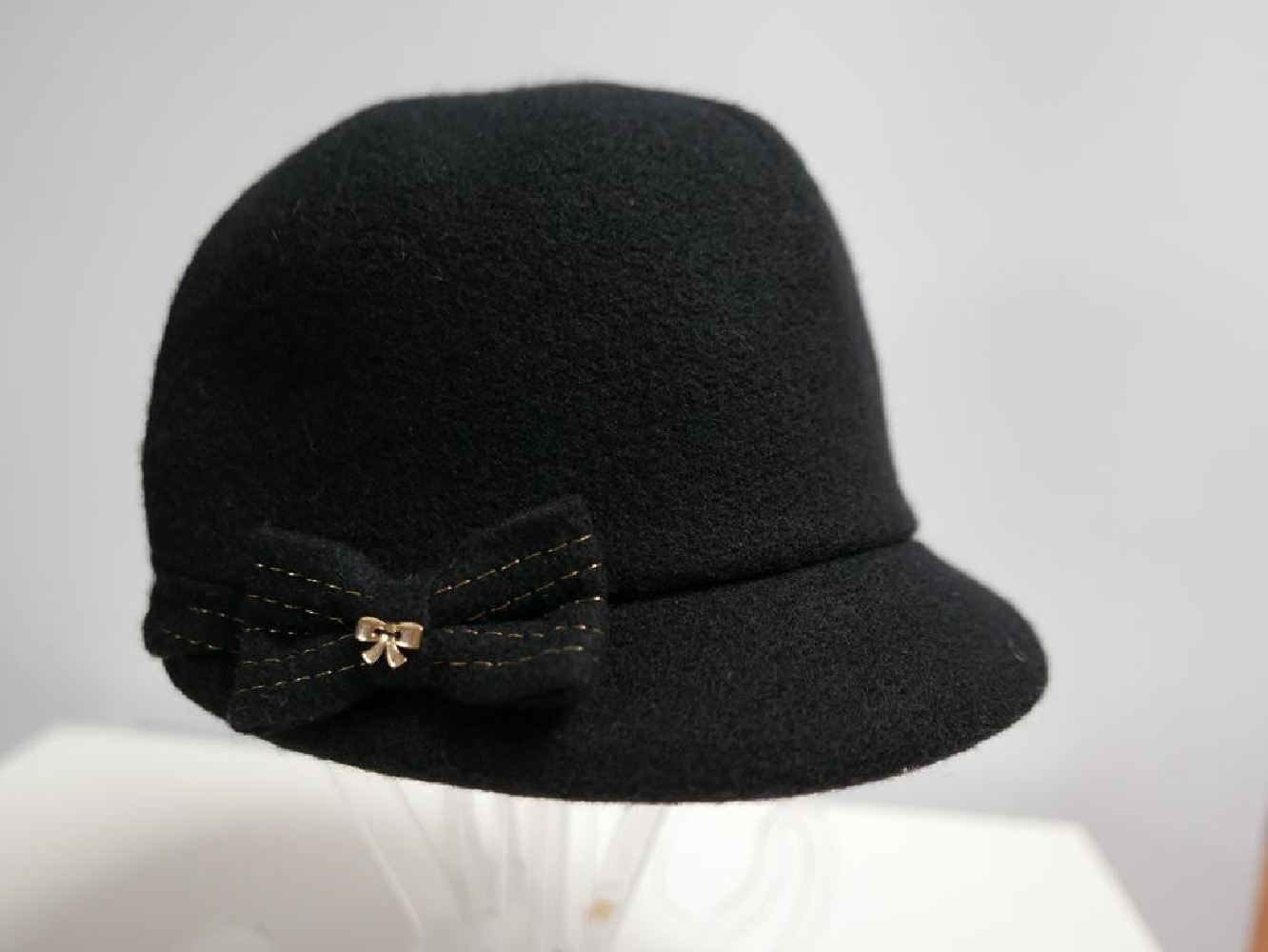 Czarna czapka z daszkiem do 58 cm regulowany