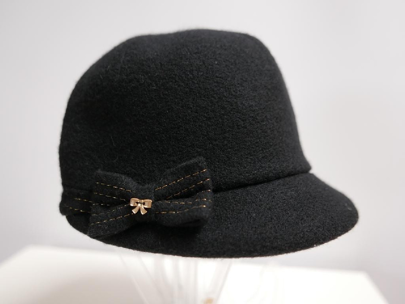 Czarna czapka z daszkiem do 58 cm regulowany