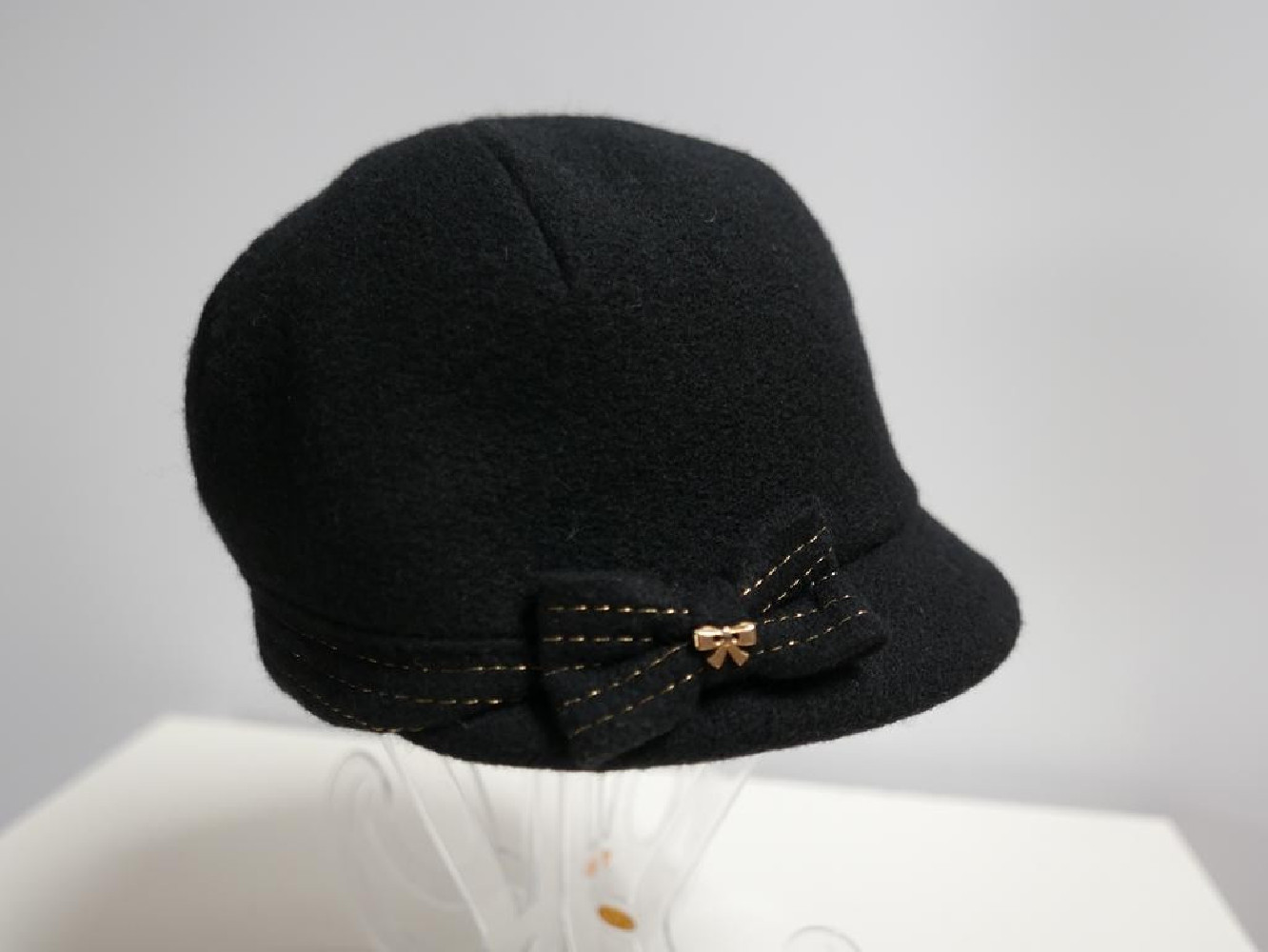 Czarna czapka z daszkiem do 58 cm regulowany