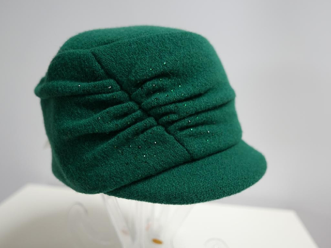 Zielona czapka z daszkiem do 57 cm regulowany