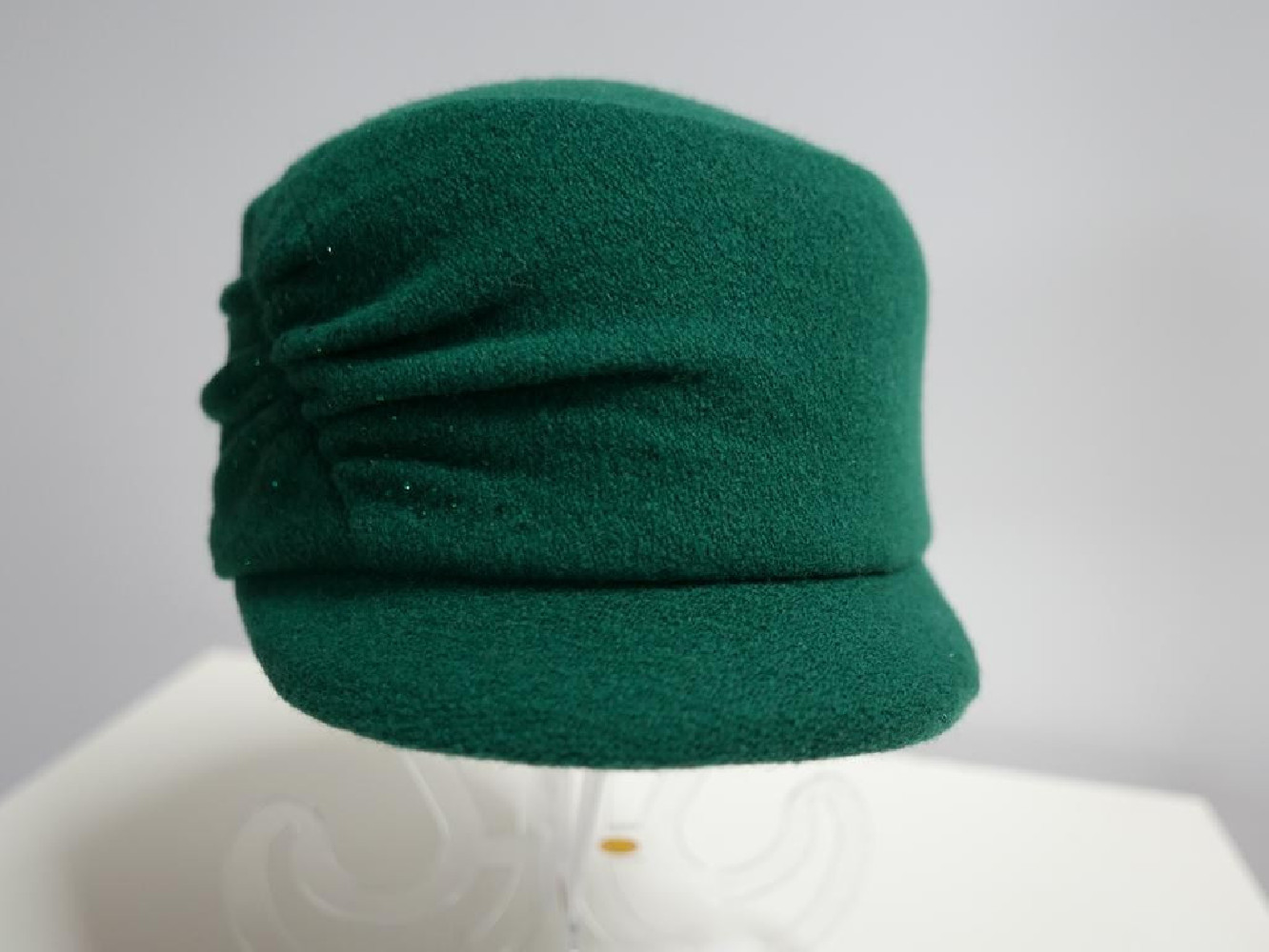 Zielona czapka z daszkiem do 57 cm regulowany