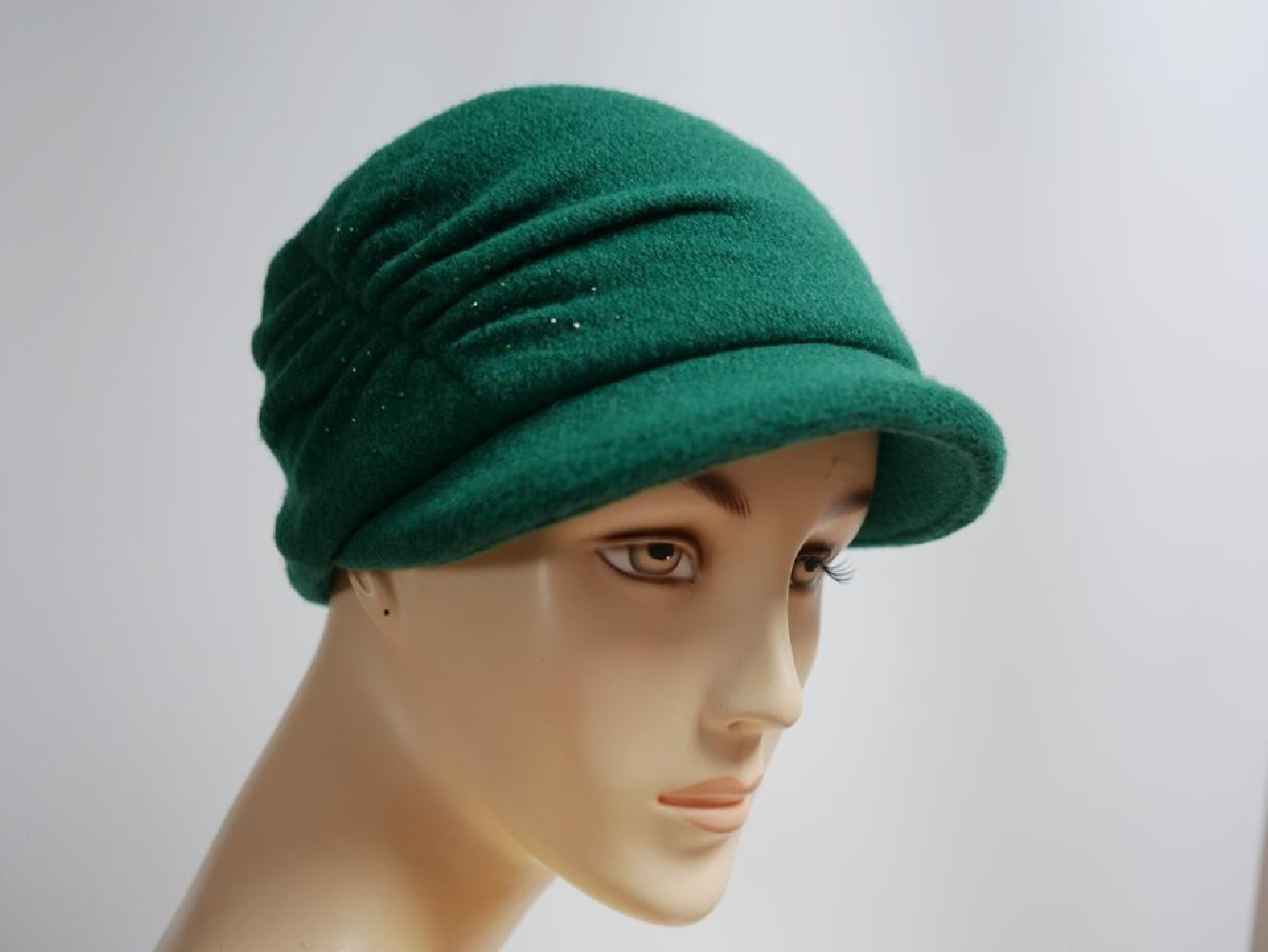 Zielona czapka z daszkiem do 57 cm regulowany